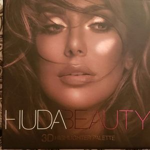 Huda Beauty 3D highlighter palette